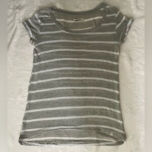 Y2K Hollister Knit Top Large Gray White Stripe Short Sleeve Hi Lo Hem Scoop Neck